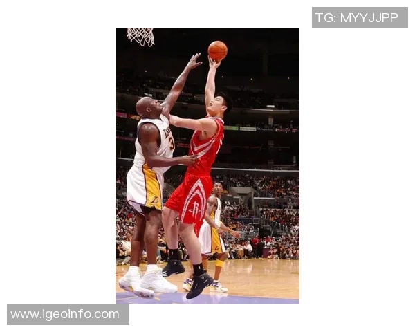 姚明与奥尼尔首次交锋的传奇对决与篮球历史的碰撞 姚明与奥尼尔首次交锋的传奇对决与篮球历史的碰撞